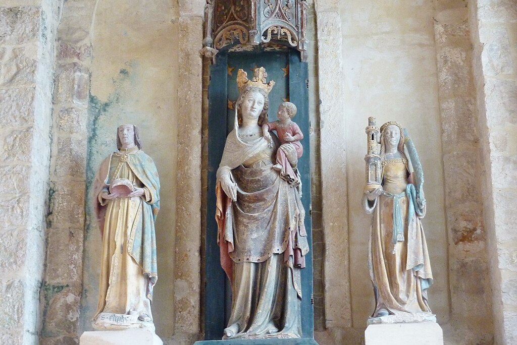 Statuer av de hellige Elifius av Rampillon (t.v., 1400-t), Madonna med barnet (medio 1300-t), Barbara (t.h., 1400-t) i det s&#248;ndre sideskipet i den katolske sognekirken Saint-Eliphe i Rampillon i departementet Seine-et-Marne (&#206;le-de-France)
