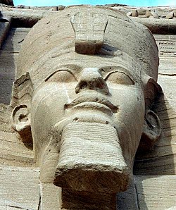 Ramses II:n patsas Abu Simbelissä
