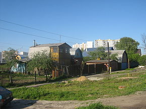 На заднем плане — многоэтажные дома района Ново-Переделкино