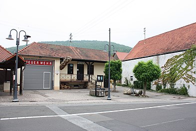 Der Dorfplatz mit Feuerwehrhaus und Jugendtreff (Kellergeister)