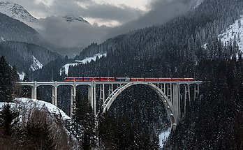 Un train des Chemins de fer rhétiques traversant le viaduc de Langwies (canton des Grisons). (définition réelle 4 200 × 2 592)