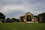 Vista del convento y de la cisterna.