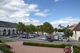 La place Clémenceau (du marché) à Saint-Pourçain-sur-Sioule.