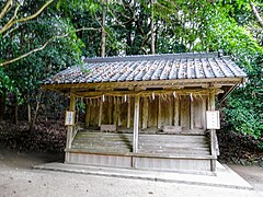 境内社 日子・楠神社（左側）、春日神社（右側）