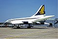 ブリティッシュ・エアウェイズのシンガポール航空塗装のコンコルド（ヒースロー空港、1980年代）