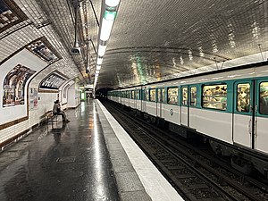 Station_Solf%C3%A9rino_M%C3%A9tro_Paris_Ligne_12_-_Paris_VII_%28FR75%29_-_2022-07-02_-_9.jpg