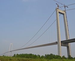 揚中市側から望む建設中の泰州長江大橋