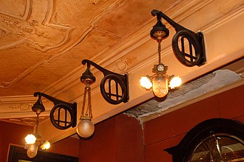 Lampes suspendues au-dessus du bar.