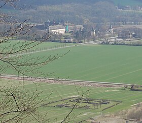 Ruines du prieuré et au fond l'abbaye de Corvey