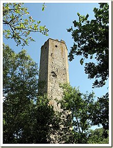 Un'alta e stretta torre di pietra.