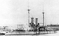 1916年から1917年の冬に撮影されたトリー・スヴャチーチェリャ。上部構造物を削って設置された152 mm砲が見える。艦首にはロシアの国籍旗、艦尾には軍艦旗が掲げられている。