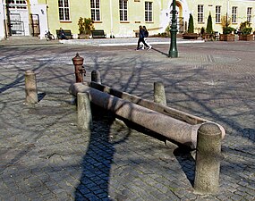 En vattenpost med vattenränna för hästar på Drottningtorget i Malmö.