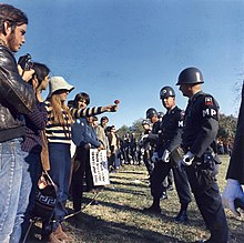 Le 21 octobre 1967, lors de la grande marche sur le Pentagone pour protester contre la guerre du Viêt Nam, une manifestante offre une fleur à un militaire