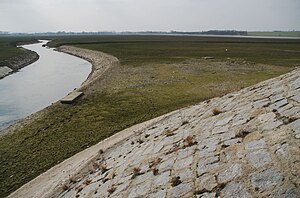 Das bis auf die durchfließende Unstrut leere Hochwasserrückhaltebecken