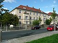 Wohnhauszeile über L-förmigem Grundriss (Guerickestraße 21/23 und Reisstraße 26/28) mit Einfriedung