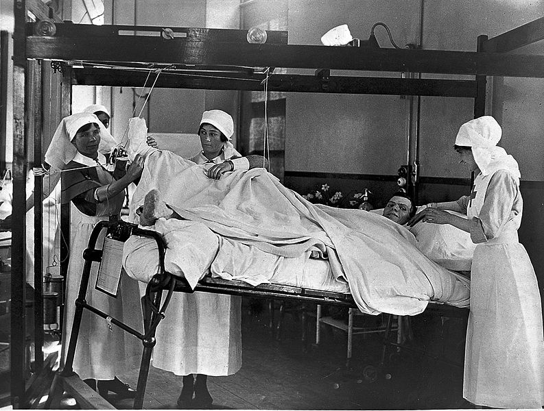 File:World War One; soldier looked after by nurses Wellcome L0009333.jpg