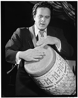 Miquelito Valdez, percussionniste et chanteur de jazz afro-cubain, en concert à New York, N.Y., vers 1947.