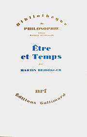 Couverture d'un livre. « Bibliothèque de philosophie - illisible - Être et Temps - Martin Heidegger - NRF - édition Gallimard ». Sur un fond blanc, au centre de deux zones écrites arc de cercle ocre se détache le titre en bleu