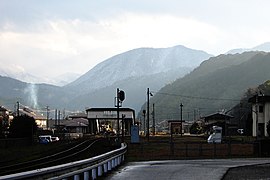 中央奥：野坂山溶岩ドーム