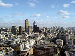 La parte orientale della City vista dalla Cattedrale di St. Paul. Si nota l'originale forma del 30 St Mary Axe. All'orizzonte (nella parte destra della foto) si distinguono le costruzioni di Canary Wharf