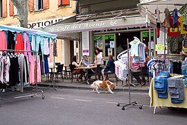 Marché dans Mouriès, Cours Paul-Revoil, Café de l'Avenir.