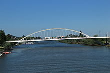 Le pont Confluences vu de profil depuis le pont de la Haute-Chaîne.