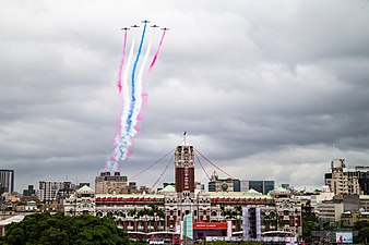 空军雷虎小组施放三色彩烟通过总统府上空。