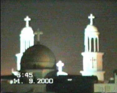 No dia 11, os minaretes e a cúpula frontal aparecem iluminados por luzes de origem desconhecida, presumivelmente provenientes da aparição mariana