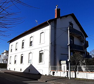 Ancien couvent des Ursulines au n°406.