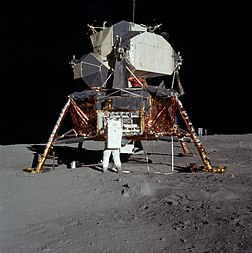 Buzz Aldrin aux pieds du LEM, le 21 juillet 1969. (définition réelle 2 349 × 2 362)