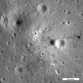 Miesto pristátia Apolla 16 na Mesiaci, fotografia vyhotovená sondou Lunar Reconnaissance Orbiter v roku 2012