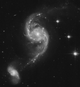 Взаимодействующая пара галактик NGC 2535 (в центре) и NGC 2536