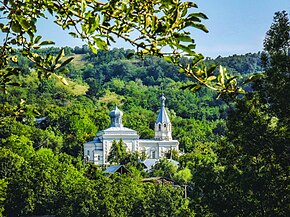 Biserica „Acoperământul Maicii Domnului” din localitate, monument ocrotit de stat.