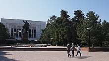 Park mit Lenin-Denkmal, im Hintergrund das Museum