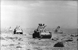 Італійські танки M13/40 просуваються пустелею, квітень 1941