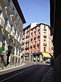 Vista parcial de la calle de Segovia, en su tramo inicial, cerca de su confluencia con la travesía del Nuncio y la Costanilla de San Pedro.