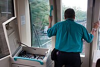 Passenger Service Agent der DLR bei manueller Steuerung eines Zuges