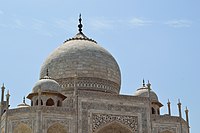 屋顶上的主圆顶和查特里（英语：Chhatri）圆顶；周围为从围墙上延伸出来的古尔达斯塔（德语：guldasta）。