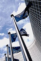 Flaggen vor dem Berlaymont-Gebäude, dem Sitz der Europäischen Kommission