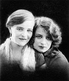 Eva Vrchlická (vľavo) so svojou dcérou Evou, asi 1928