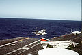 一架来自VF-154的F-4N鬼怪II（右）登上“珊瑚海号”航空母舰上。