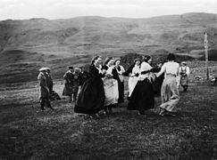 Femmes dansant dans les prairies du mont Esja, près de Kollafjörður.