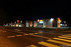 Fragment ulicy Jana Pawła II w Sieradzu (DW482, dawniej DK14). Widok na centrum handlowe "Galeria Sieradzka"