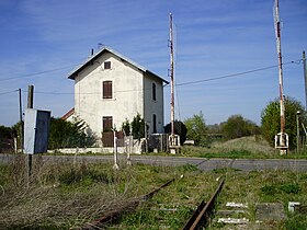 Passage à niveau (PN) no 29 à 500 m environ au nord de la gare de Villiers-Saint-Georges. La voie est déposée quelques centaines de mètres au-delà du PN.