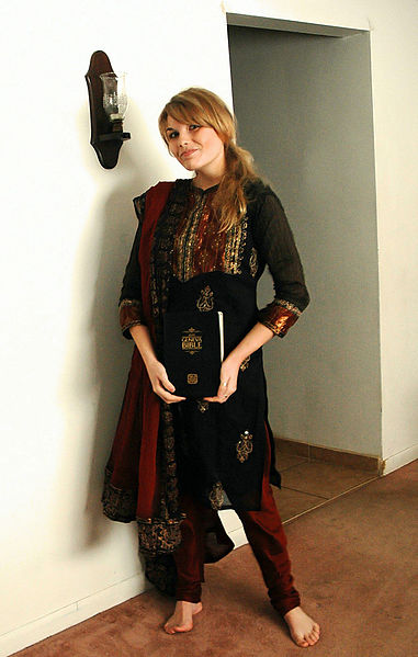 File:Girl in salwar kameez.jpg