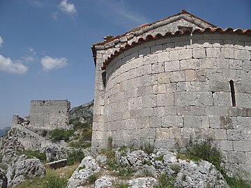 L'abside de l'église et le château de Hautes-Gréolières