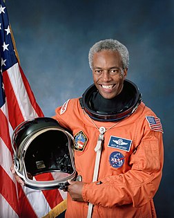 Le 30 août 1983, à bord de la navette spatiale Challenger (mission STS-8), l'astronaute Guion Bluford devient le premier afro-américain à être envoyé dans l'espace.