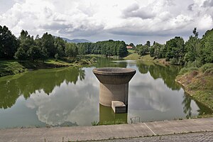 Stausee mit Wasserentnahmeturm