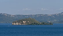 une île au milieu d'un lac