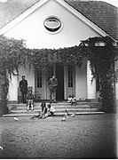 Die Familie Piłsudski vor der Villa (um 1924)